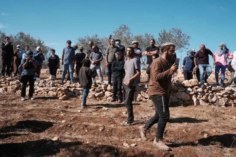 مستوطنون صهاينة يواصلون الاستيلاء على الأراضي الفلسطينية وفق خطة ممنهجة