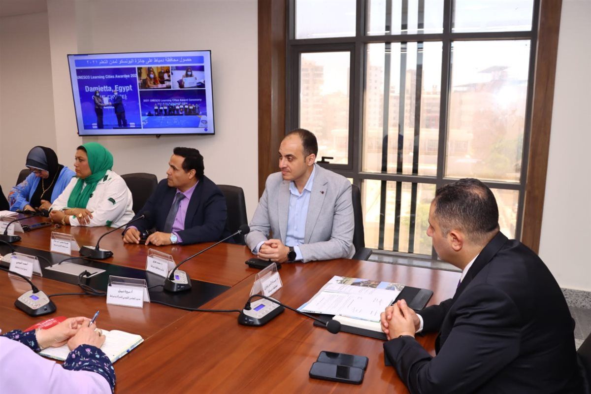 محافظ دمياط يناقش مستجدات مبادرة أنا متعلم مدى الحياة