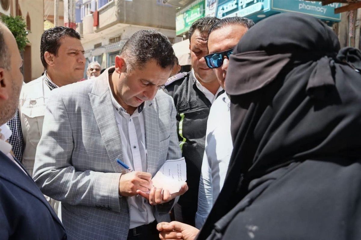 محافظ دمياط يلتقي بالمواطنين بعد الصلاة 