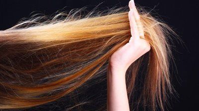 زيت طبيعي للعناية بالشعر وتقليل مظهر التقصف 