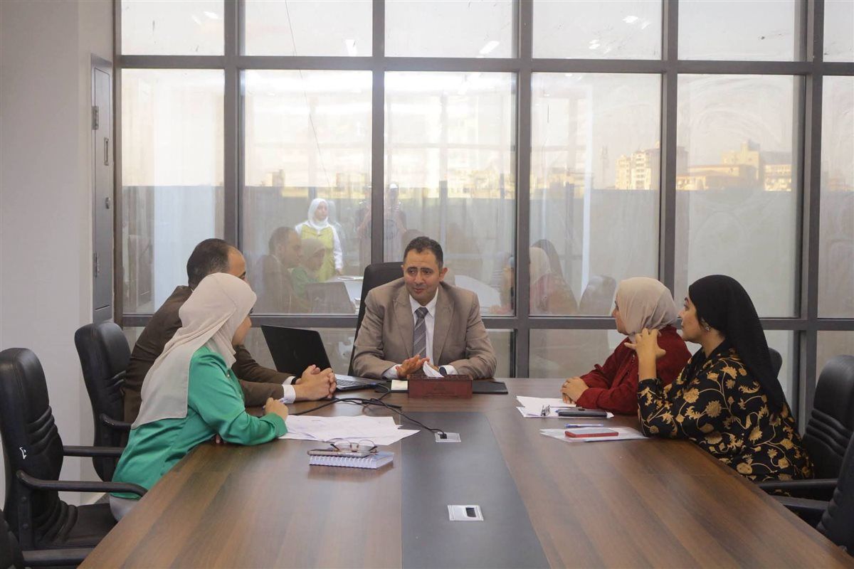 محافظ دمياط يعقد اجتماعا لبحث آليات تطوير ورفع كفاءة السوق القطاعي المخصص لبيع الخضروات والفاكهة والأسماك بمدينة فارسكور 