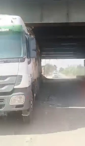 ضبط سائق نقل حمّل سيارته بحمولة زائدة واصطدم بكوبري في المنوفية، فيتو