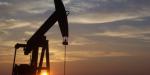 النفط يتراجع من أعلى مستوياته منذ 2022