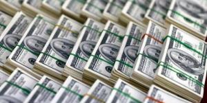 الدولار ينخفض مع اقتراب مهلة ترامب النهائية لإيران