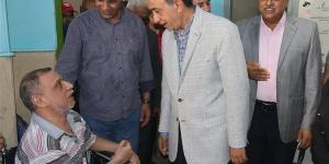 محافظ سوهاج يتفقد قافلة تركيب الأطراف الصناعية مجانا بمستشفى الهلال الأحمر