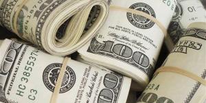 الدولار يهبط والأسعار تقاوم.. سر تأخر وصول ثمار التعافي الاقتصادي للمواطن.. خبراء: انخفاض سعر صرف العملة الخضراء خطوة إيجابية.. الأسواق تحتاج وقتًا لترجمة المكاسب