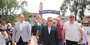 محافظ دمياط يتابع ميدانيا أعمال "خطوة لقرية أفضل" في فارسكور (صور)