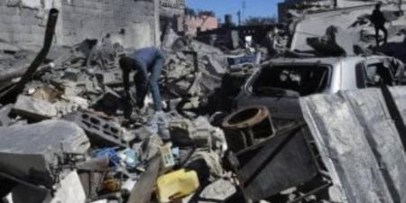 انتشال أشلاء شهداء فلسطينيين من تحت أنقاض منزل قصفته طائرات الاحتلال فى دير الغصون بقطاع غزة