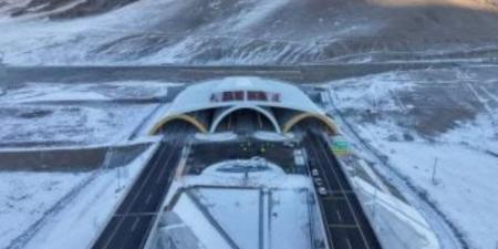 الصين تفتتح أطول نفق طريق سريع فى العالم على ارتفاع 9842 قدما