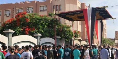 قبل انطلاق الامتحانات، مراجعات نهائية وتوزيع المياه على طلاب الثانوية العامة بالشرقية (صور)