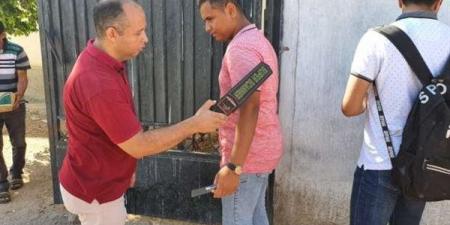 الثانوية العامة 2026، تفتيش الطلاب بالعصا الإلكترونية قبل دخول امتحاني الاقتصاد واللغة الأجنبية الثانية