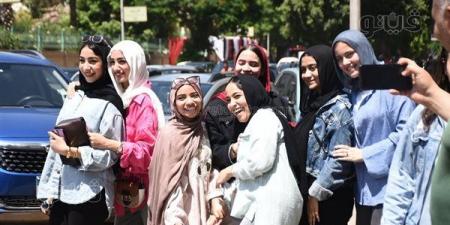 بالابتسامات، طلاب الثانوية العامة يغادرون لجان اللغة الأجنبية الثانية (صور)