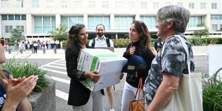 اقتصادي أمريكي يفجر مفاجأة: حكومة ترامب سرحت 97 ألف موظف فيدرالي كبير في 3 أشهر