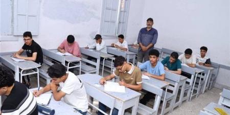 طلاب الثانوية العامة يؤدون غدا امتحاني الكيمياء والجغرافيا