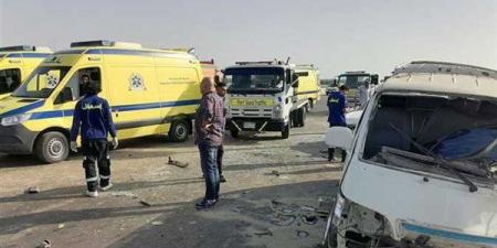 بالأسماء.. إصابة 15 عاملًا في تصادم سيارتين أمام بوابة الاستثمار الجديدة بالإسماعيلية