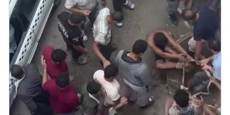 مسكوا الحرامي قيدوه وضربوه، وقانوني يحذر الأهالي: امسكه آه.. اضربه واسحله لا (صور)