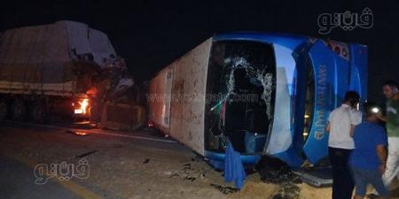 مصرع 4 أشخاص وإصابة 57 آخرين في تصادم مروع بين أتوبيس وسيارة نقل بمحور الضبعة