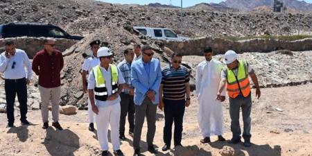 محافظ جنوب سيناء يتفقد خط الطرد بمدينة دهب ويوجه بتنفيذ خط صرف صحي جديد