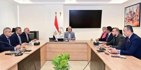 وزير الري يلتقي نواب البرلمان لبحث آليات تطهير المصارف وصيانة الكباري