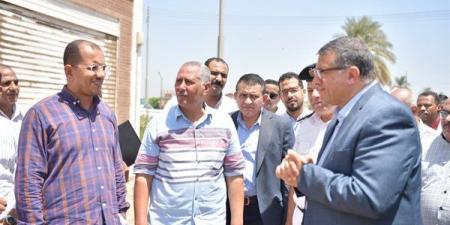 محافظ قنا يشدد على سرعة إنهاء كوبري أعلى مزلقان أبوتشت (فيديو)