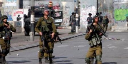 قوات الاحتلال تعتقل مالايقل عن 19 فلسطينيا من الضفة الغربية