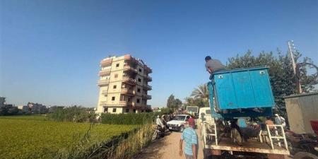 إخلاء عقار مائل بقرية غزالة في السنبلاوين وتأمين محيطه حفاظا على الأرواح (صور)