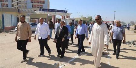 رئيس جامعة قنا يتفقد الموقع العام بحرم المستشفيات الجامعية ويوجه بسرعة إنشاء وحدات خدمية لخدمة المرضى والزوار (صور)