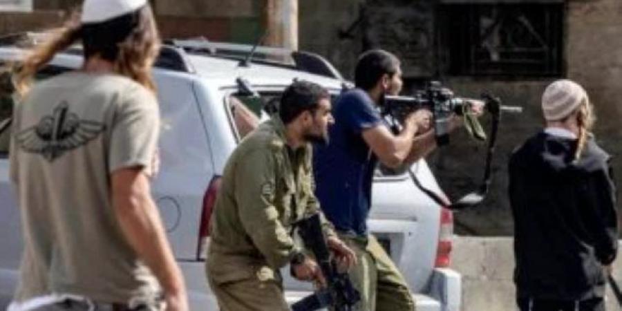 إصابات وإحراق مساكن ومركبتين في هجوم واسع للمستوطنين شمال القدس