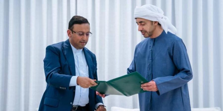 محمد بن زايد يتلقى رسالة خطية من رئيس وزراء بنغلاديش تتصل بالعلاقات