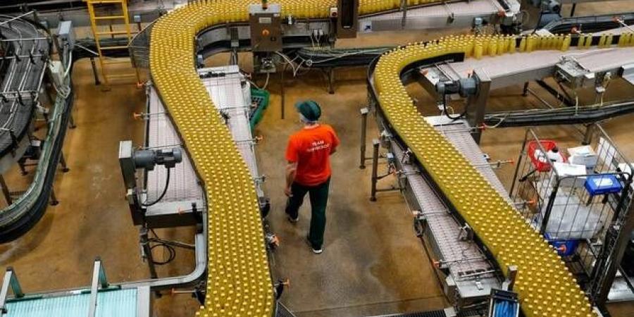 المصانع البريطانية تشهد أكبر قفزة شهرية في التكاليف منذ 1992