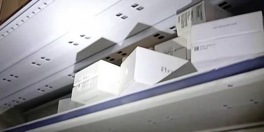 شرطة لندن تصادر 500 هاتف مسروق داخل متجر