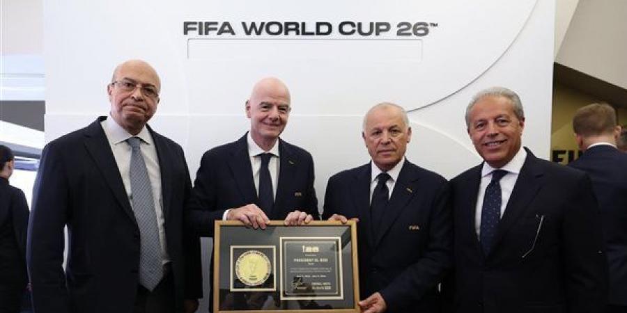 إنفانتينو يهدى أبو ريدة تذكارا لكأس العالم يحمل اسم الرئيس السيسى