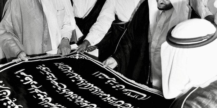 قرن من العناية والإتقان.. تاريخ كسوة الكعبة المشرفة في العهد السعودي
