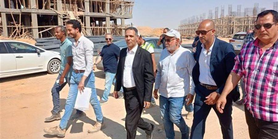مسؤولي الإسكان يتفقدون مشروعات الشروق