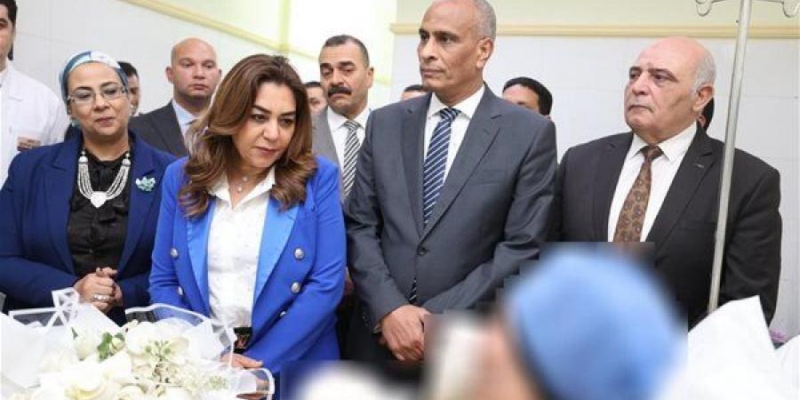 منال عوض ومحافظ كفر الشيخ يطمئنان على رئيسة قرية تفتيش أبو سكين بالمستشفى العام
