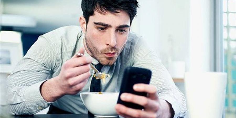 الصحة تكشف تأثير الاستخدام المفرط للموبايل في الرقبة والعمود الفقري