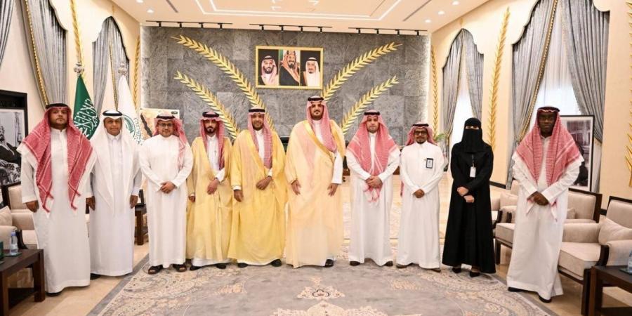 الأمير فواز بن سلطان يسلم 
شهادة الامتثال لمنشآت التدريب التقني والمهني بالطائف
