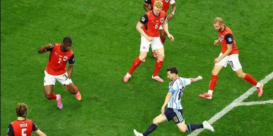 ميسي يقود الأرجنتين للفوز على النمسا 2-0 والتأهل لدور الـ32 بكأس العالم (فيديو)