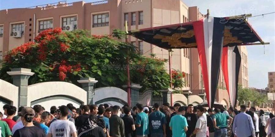 قبل انطلاق الامتحانات، مراجعات نهائية وتوزيع المياه على طلاب الثانوية العامة بالشرقية (صور)