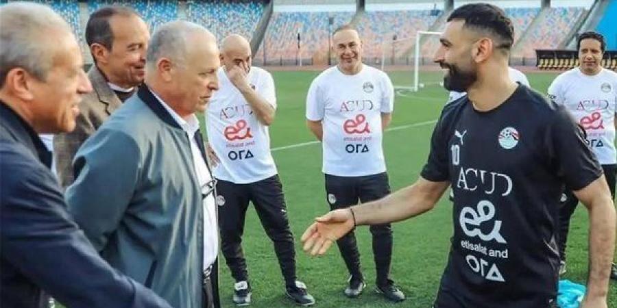 وصلة هزار بين هاني أبو ريدة ومحمد صلاح على هامش مران منتخب مصر (فيديو)