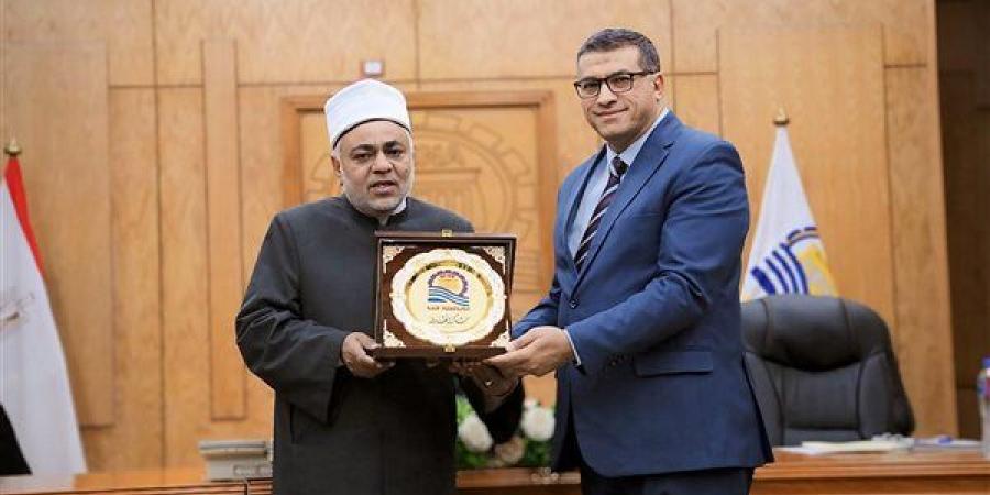 محافظ قنا يُهدي درع المحافظة لرئيس المنطقة الأزهرية لبلوغه سن التقاعد