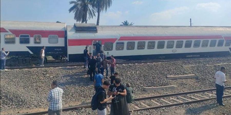 بعد خروج قطار بكفر الزيات عن القضبان، تشكيل لجنة فنية للوقوف على أسباب الواقعة (صور)