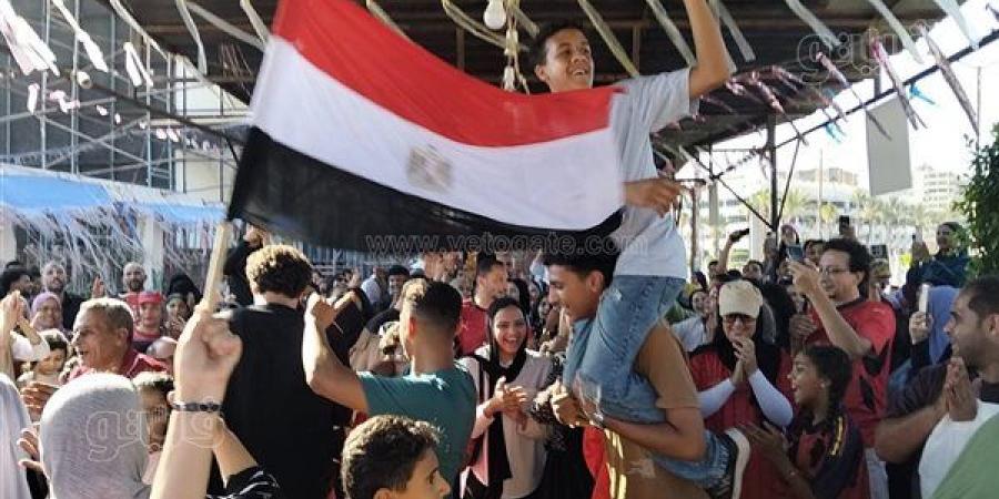 الرقص على السمسمية، فرحة أهالي الإسماعيلية بالتعادل مع إيران والتأهل لدور الـ 32 (صور)