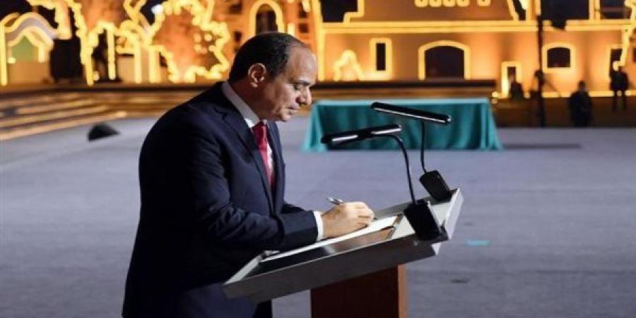 بعد ثورة 30 يونيو، السيسي يقود جهود تطوير منظومتي الصحة والتعليم وبناء الإنسان المصري.. تحسين البنية الصحية وإطلاق المبادرات الرئاسية وتنفيذ التأمين الصحي الشامل.. التوسع في إنشاء المدارس والجامعات