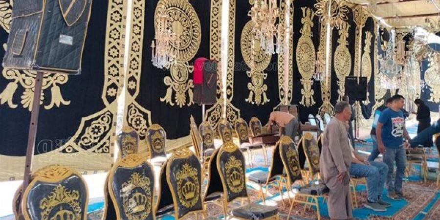 أهالي كفر الجاورشي ينهون استعداداتهم لاستقبال جثمان وزير الصحة الأسبق عمرو حلمي (صور)