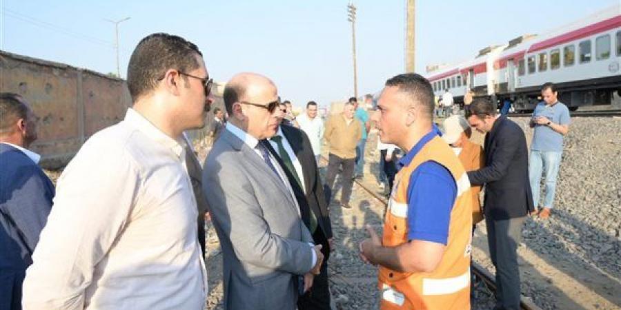 محافظ الغربية يطمئن علي مصاب حادث خروج 4 عربات عن القضبان بكفر الزيات