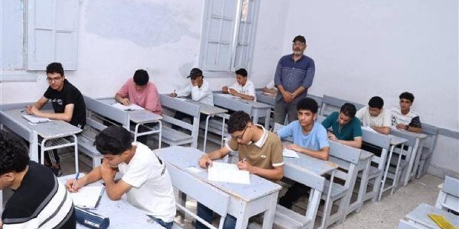 22954 طالبا بالثانوية العامة في الفيوم يؤدون اليوم امتحان اللغة العربية