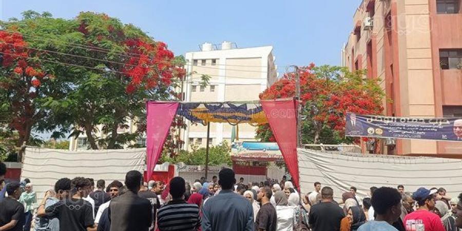 مراجعات في الدقائق الأخيرة قبل بدء امتحان اللغة العربية لطلاب الثانوية بالشرقية (صور)