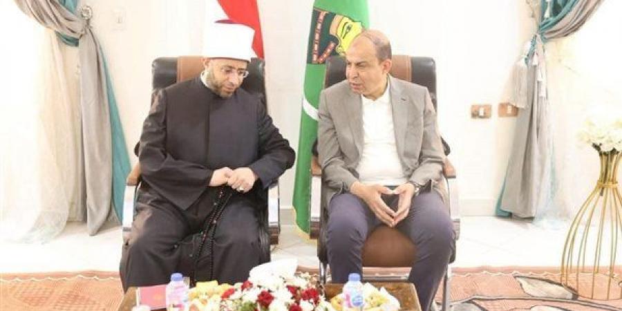 محافظ المنيا ووزير الأوقاف يبحثان خطة تطوير منطقة البهنسا الأثرية (صور)