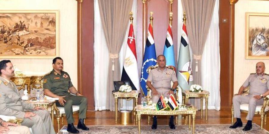 وزير الدفاع يبحث مع نائب القائد العام ورئيس أركان الجيش الليبي التعاون المشترك (فيديو)